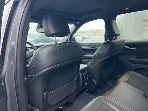 Used 2023 Jeep Grand Cherokee Altitude AWD/4WD image 12