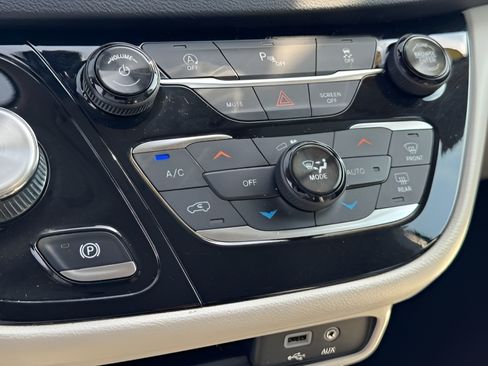Used 2018 Chrysler Pacifica Touring-L Plus FWD image 30