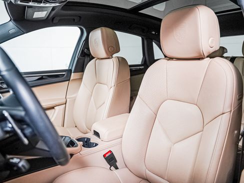 Certified 2026 Porsche Macan AWD/4WD image 5