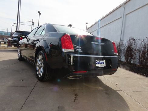 Used 2019 Chrysler 300 Touring L w/ Quick Order Package 22F image 5