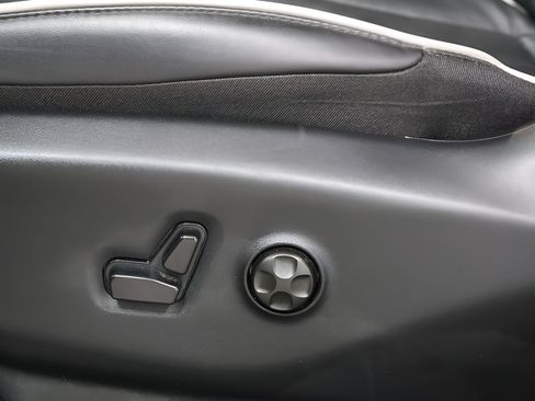 Used 2026 Chrysler Pacifica Limited FWD image 22