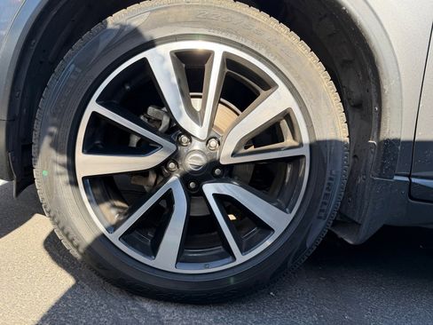 Used 2017 Nissan Rogue SL w/ SL Premium Package FWD image 6