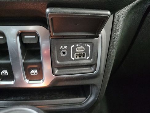 Used 2025 Jeep Wrangler Sport image 29