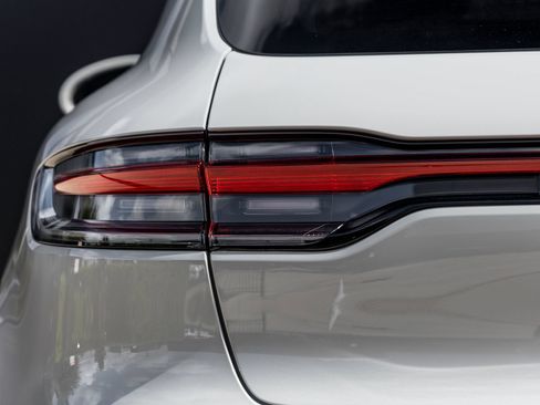 Certified 2025 Porsche Macan AWD/4WD image 14