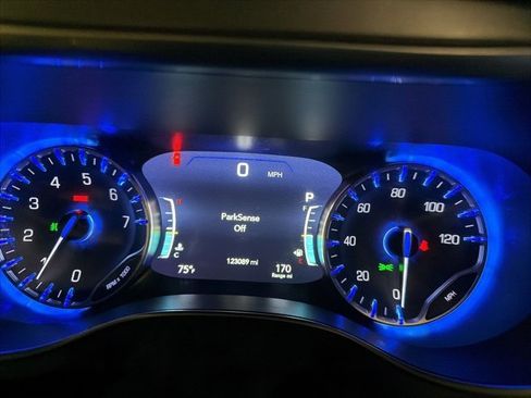 Used 2017 Chrysler Pacifica Limited image 10