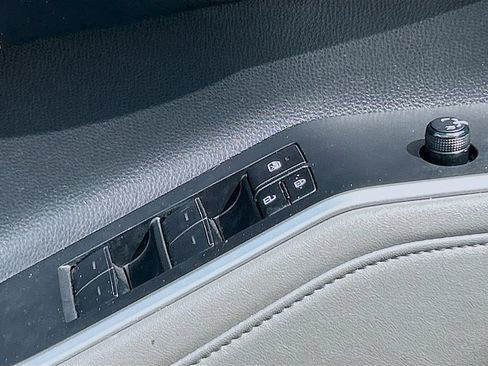 Used 2024 Toyota Highlander XLE FWD image 25