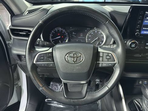 Used 2022 Toyota Highlander XLE AWD/4WD image 23
