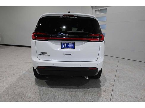 Used 2024 Chrysler Pacifica Touring-L w/ Uconnect Theater Family Group image 7