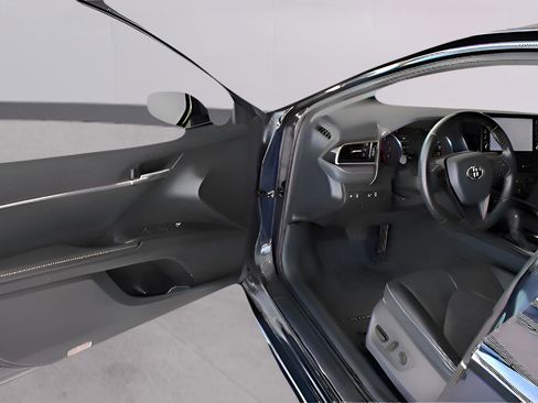 Used 2022 Toyota Camry XSE image 17