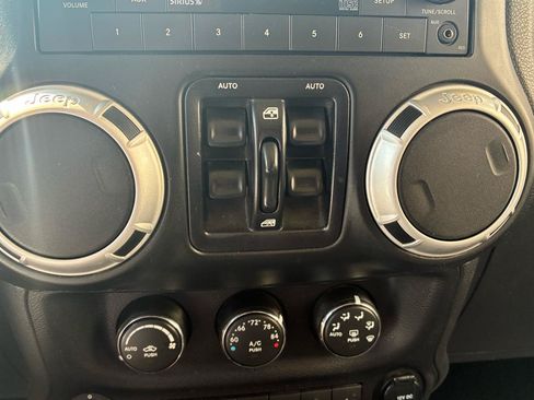Used 2014 Jeep Wrangler Unlimited Rubicon w/ Connectivity Group AWD/4WD image 21