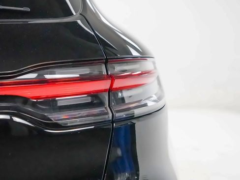 Certified 2021 Porsche Macan image 12