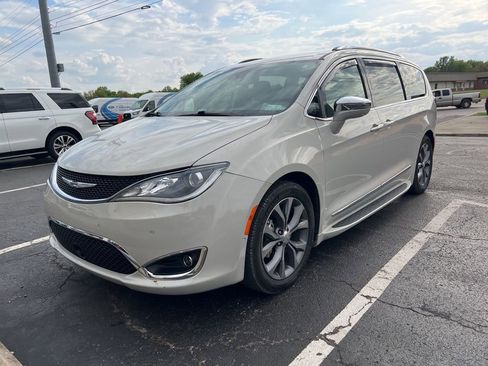 Used 2019 Chrysler Pacifica Limited image 5