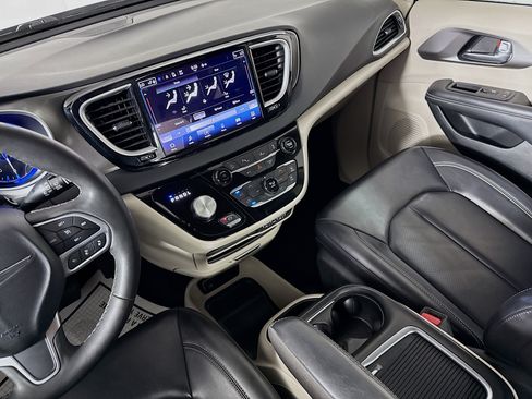 Used 2023 Chrysler Pacifica Touring-L FWD image 27