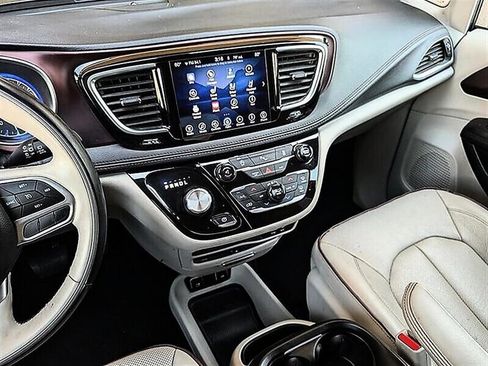 Used 2017 Chrysler Pacifica Limited w/ UConnect Theater Package FWD image 22