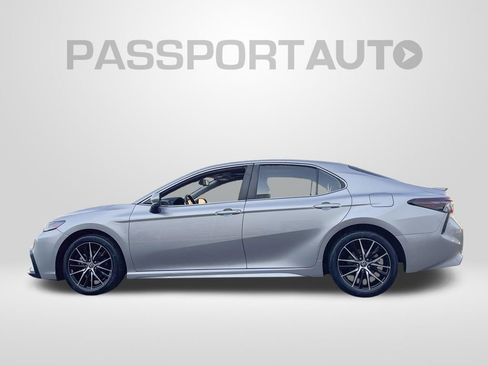 Used 2022 Toyota Camry SE w/ Convenience Package FWD image 2