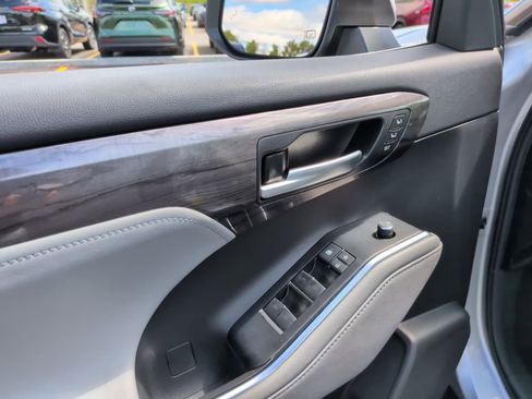 Certified 2020 Toyota Highlander Platinum AWD/4WD image 17