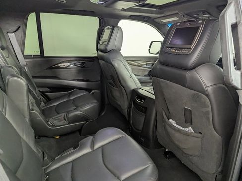 Used 2019 Cadillac Escalade Platinum image 18