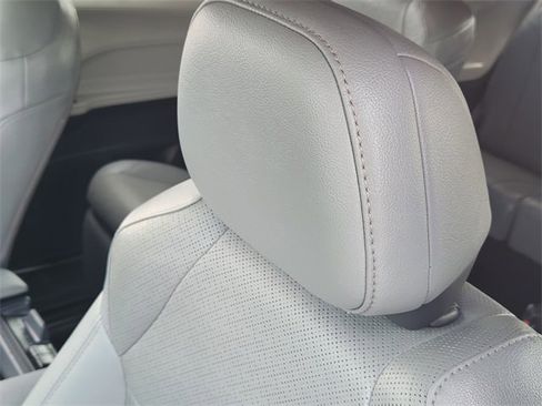 Used 2021 Toyota Sienna Limited image 16