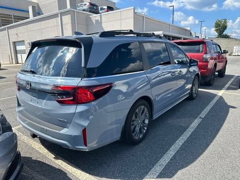 Used 2025 Honda Odyssey Touring image 3