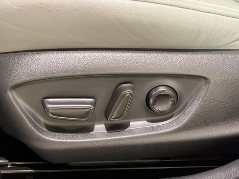 Used 2019 Toyota Avalon Limited image 23