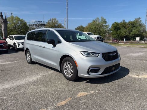 Used 2024 Chrysler Pacifica Touring-L FWD image 3