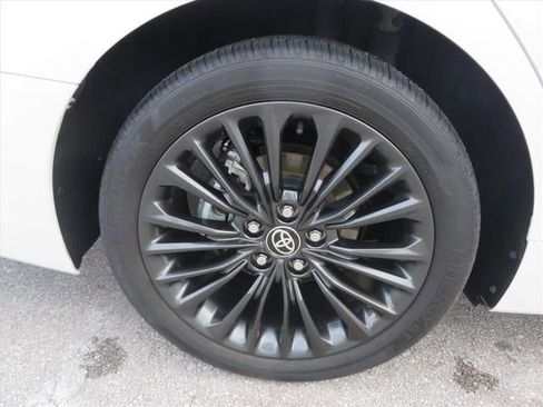 Used 2021 Toyota Avalon XSE image 5