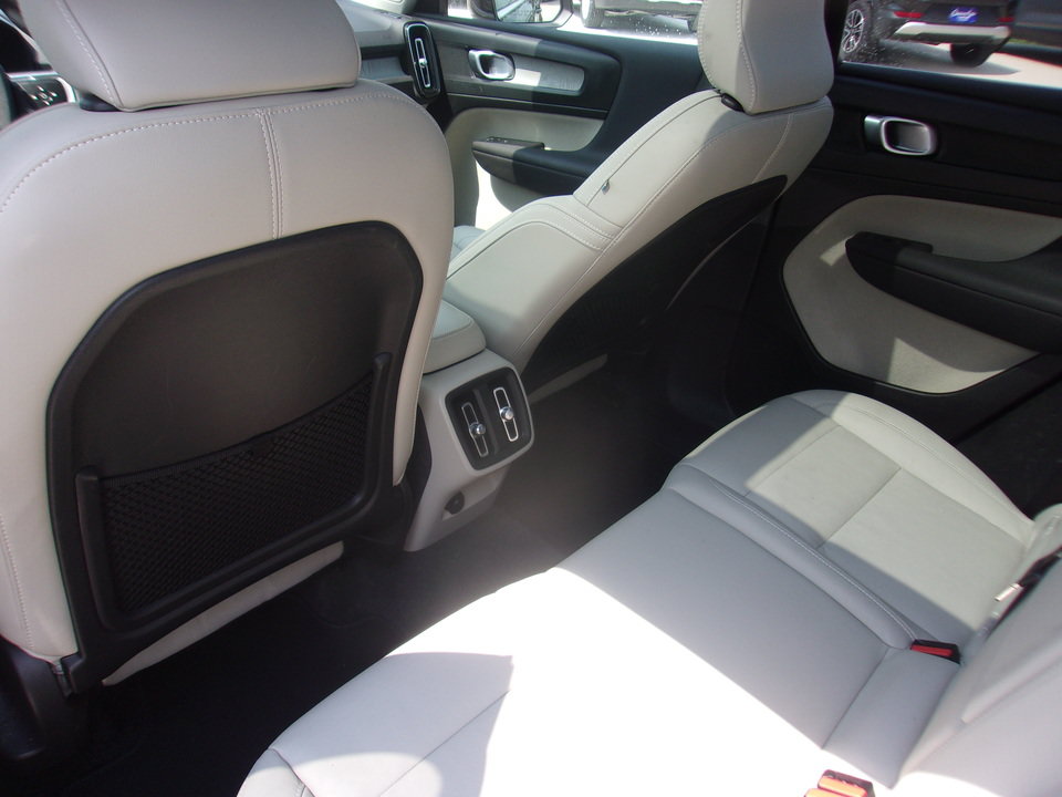 Used 2024 Volvo XC40 B5 Plus AWD/4WD image 16