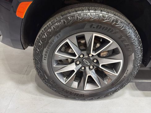 Used 2024 Chevrolet Suburban Z71 w/ Luxury Package AWD/4WD image 9