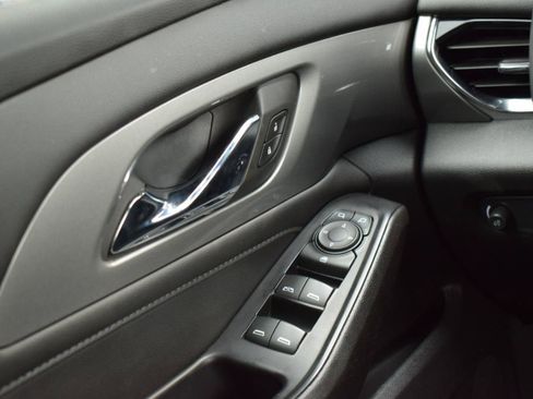 Used 2023 Chevrolet Traverse LT FWD image 16