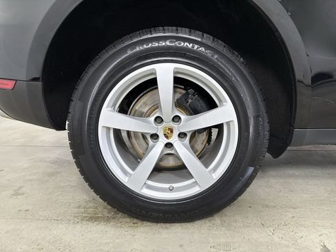 Certified 2018 Porsche Macan AWD/4WD image 16