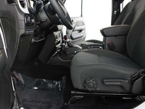 Used 2025 Jeep Wrangler Unlimited Sahara AWD/4WD image 15