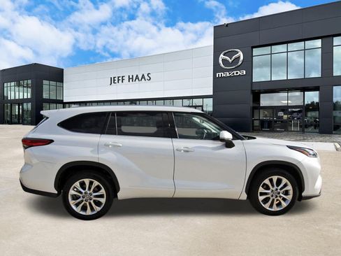 Used 2023 Toyota Highlander Limited FWD image 5