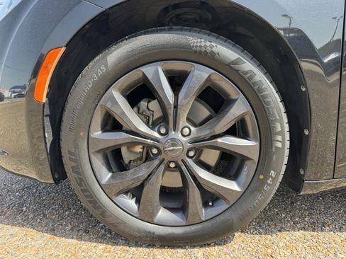 Used 2019 Chrysler Pacifica Touring-L w/ S Appearance Package FWD image 7