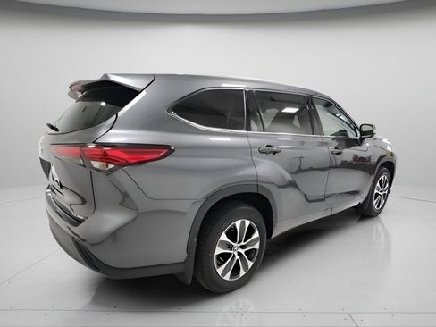Used 2022 Toyota Highlander XLE image 13
