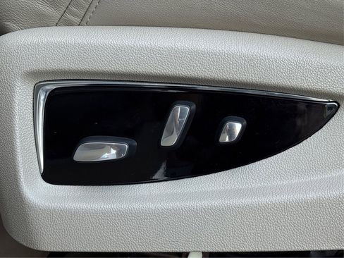 Used 2017 Cadillac Escalade ESV 2WD image 30