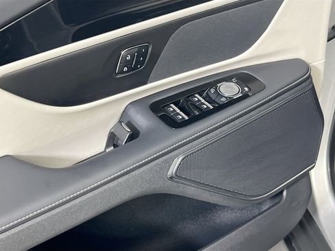 Used 2024 Lincoln Nautilus Reserve image 18