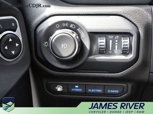 Used 2022 Jeep Wrangler Unlimited Sahara AWD/4WD image 30