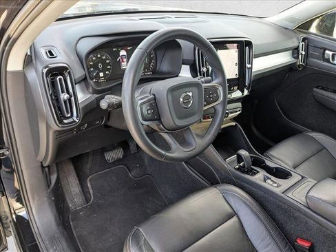 Used 2022 Volvo XC40 T5 Momentum image 9