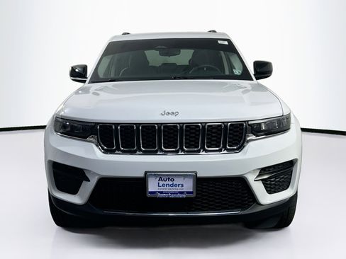 Used 2023 Jeep Grand Cherokee Laredo AWD/4WD image 2