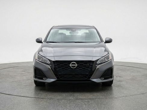 Used 2025 Nissan Altima 2.5 SV FWD image 2