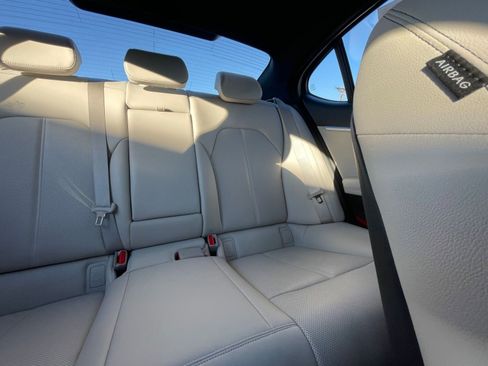 Used 2025 Genesis G70 2.5T image 37