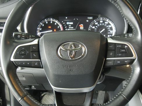 Used 2022 Toyota Highlander XLE image 16