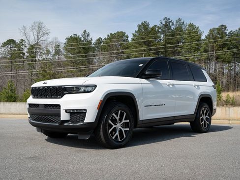 Used 2023 Jeep Grand Cherokee L Limited image 3