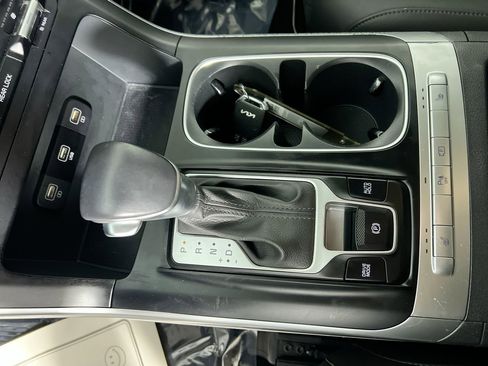 Used 2023 Kia Carnival LX FWD image 21