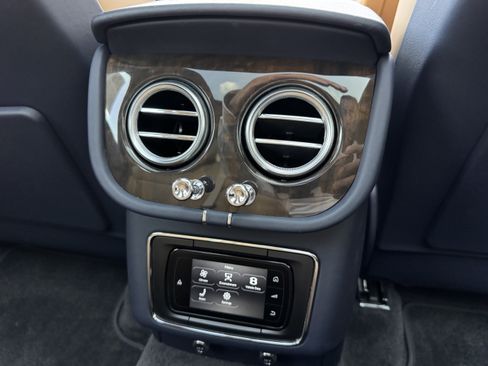 Used 2019 Bentley Bentayga AWD/4WD image 26