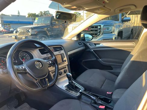 Used 2017 Volkswagen Golf S image 8