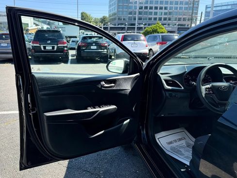 Used 2021 Hyundai Accent SE FWD image 9