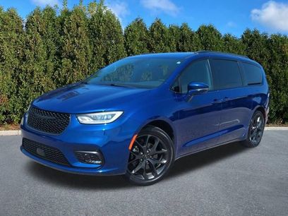 Used 2021 Chrysler Pacifica Touring-L w/ Uconnect Theater Family Group