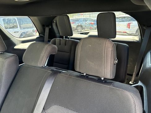 Used 2018 Ford Explorer XLT AWD/4WD image 12