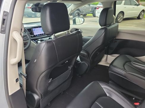 Used 2023 Chrysler Pacifica Touring-L FWD image 12